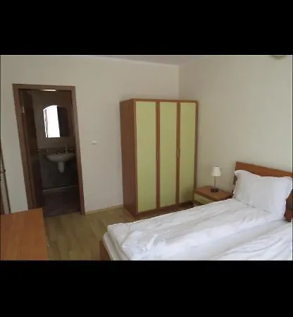 Sequoia Apartment *
